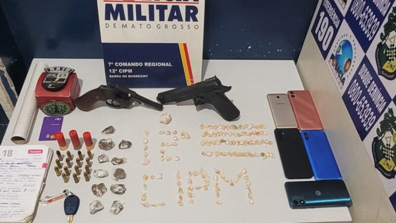 Cinco pessoas são presas pela PM e uma adolescente é apreendida por formação de quadrilha