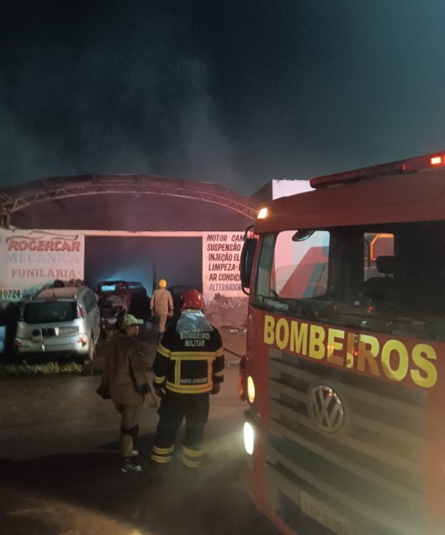 Corpo de Bombeiros combate incêndio em oficina mecânica