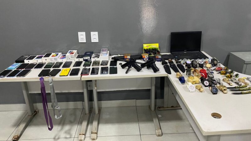 Polícia Militar prende dupla por roubo, recupera celulares, relógios e apreende simulacros de arma de fogo