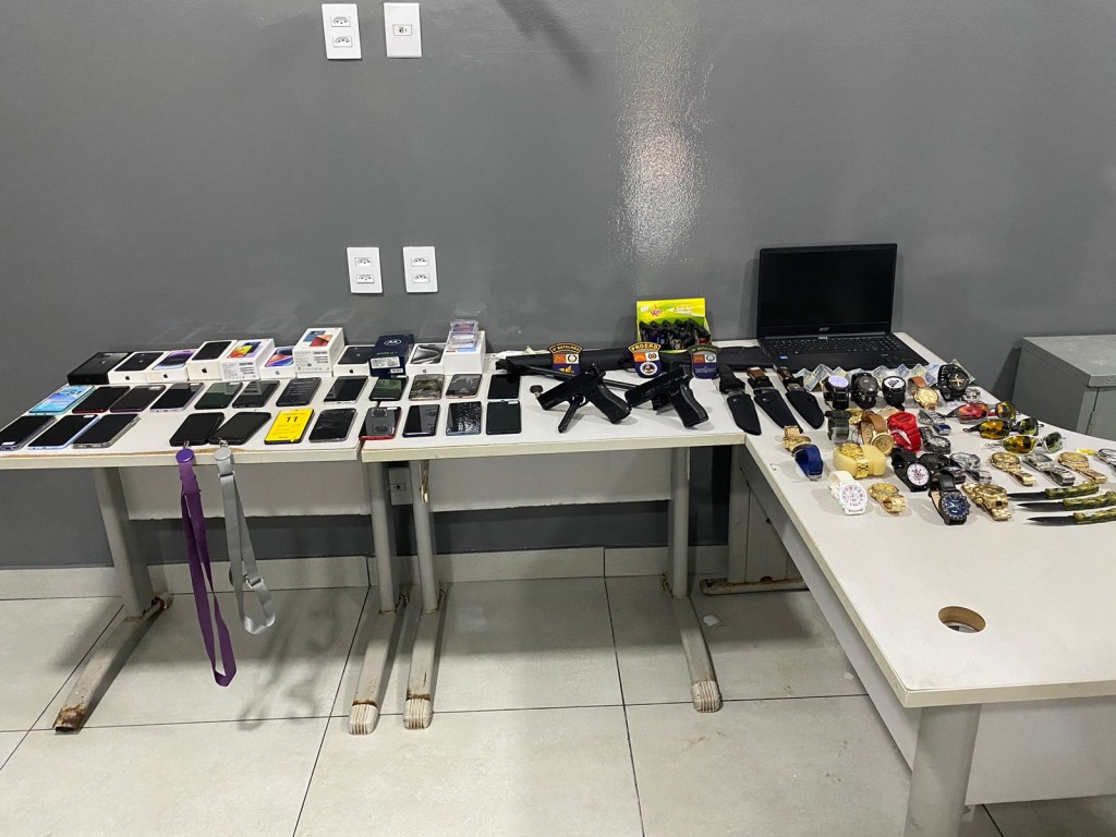 Polícia Militar prende dupla por roubo, recupera celulares, relógios e apreende simulacros de arma de fogo