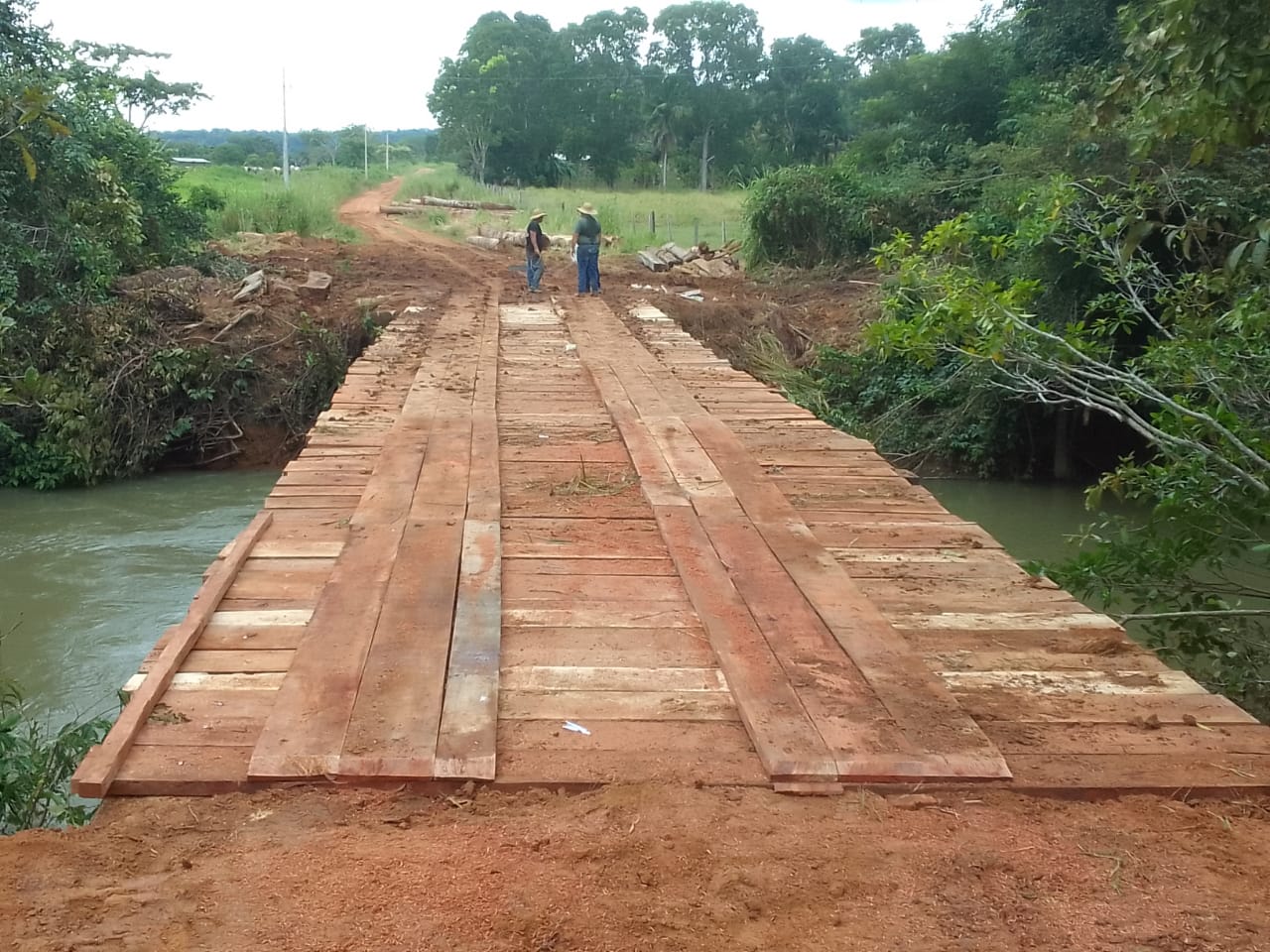 Secretaria de Infraestrutura em parceria com produtores rurais vem realizando recuperações de pontes e rebaixamento da Serra Angelin na linha 38