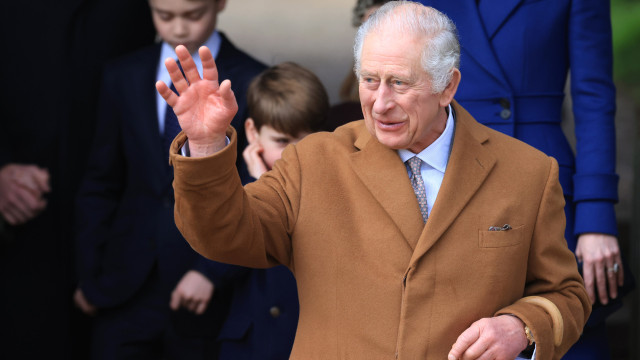 Rei Charles 3º vai a culto de Páscoa em 1º compromisso desde anúncio de câncer