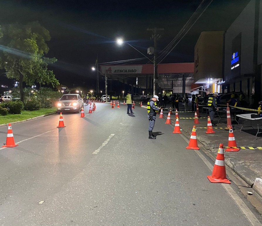 Operação Lei Seca em duas avenidas de Cuiabá prende 18 pessoas e remove 57 veículos