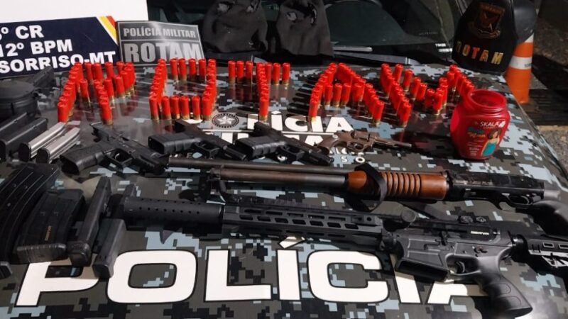 Rotam prende dois homens e apreende arsenal de armas de facção criminosa