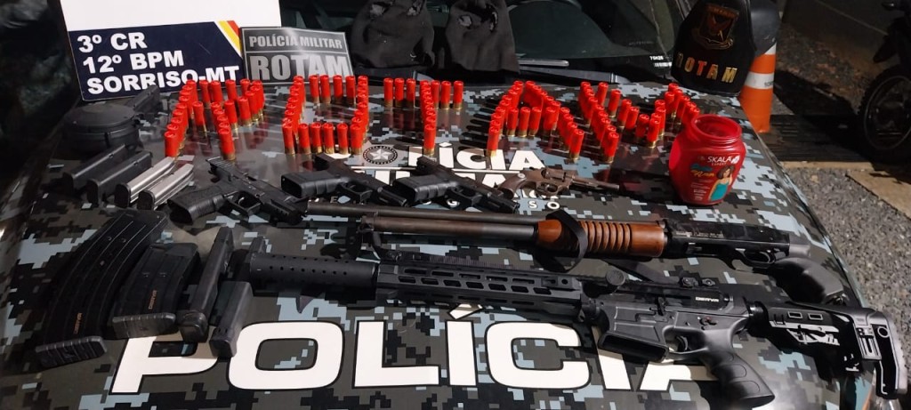 Rotam prende dois homens e apreende arsenal de armas de facção criminosa