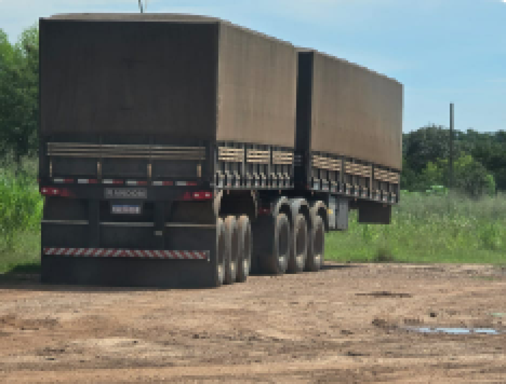 Quadrilha que roubou carreta com carga de farelo de soja na BR-070 é presa em flagrante pela Polícia Civil