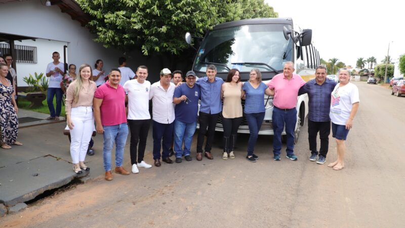 ASSISTA O VÍDEO/PREFEITURA DE MATUPÁ FAZ ENTREGA DE ÔNIBUS PARA A APAE