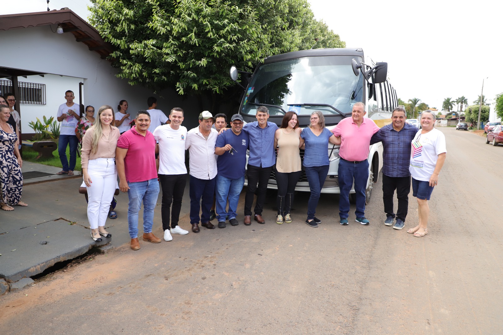 ASSISTA O VÍDEO/PREFEITURA DE MATUPÁ FAZ ENTREGA DE ÔNIBUS PARA A APAE