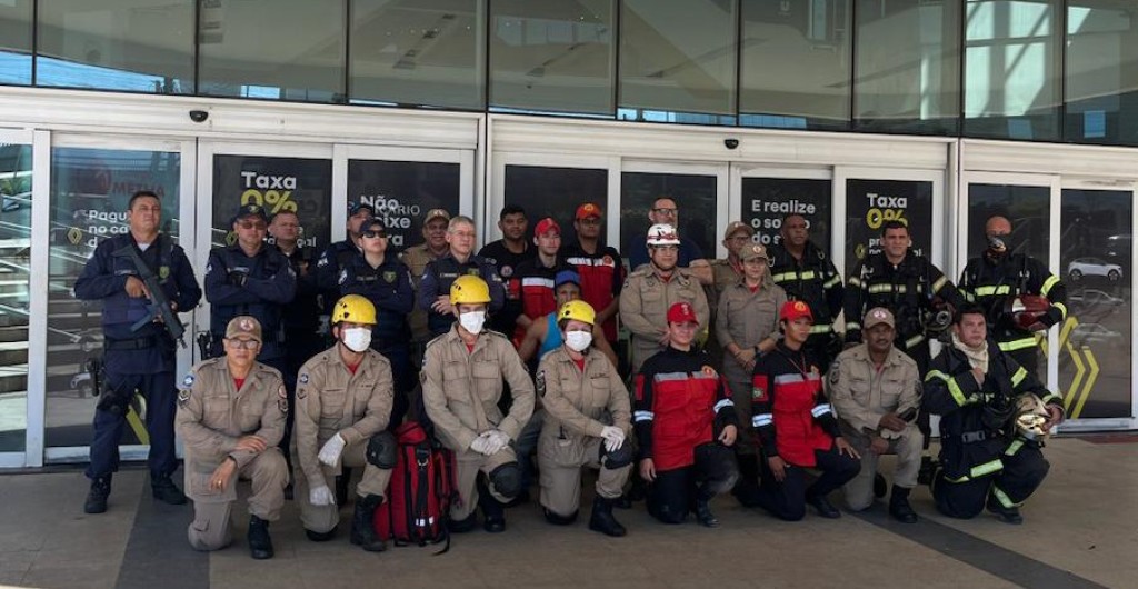 Bombeiros realizam simulado de incêndio com vítima em Shopping de Várzea Grande