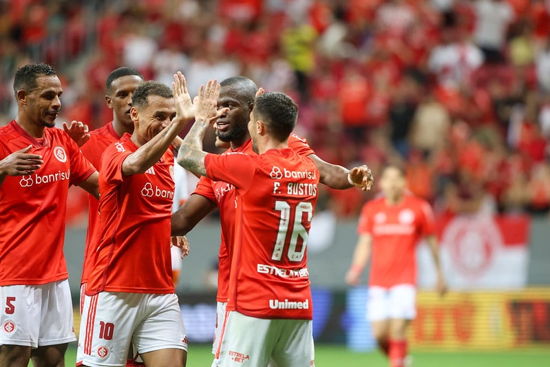 Internacional estreia no Brasileirão vencendo Bahia