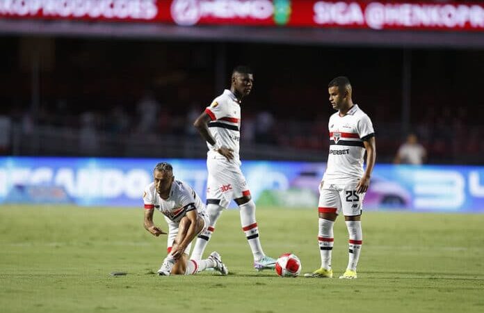 São Paulo perde 3 titulares e é derrotado pelo Talleres na estreia na Libertadores