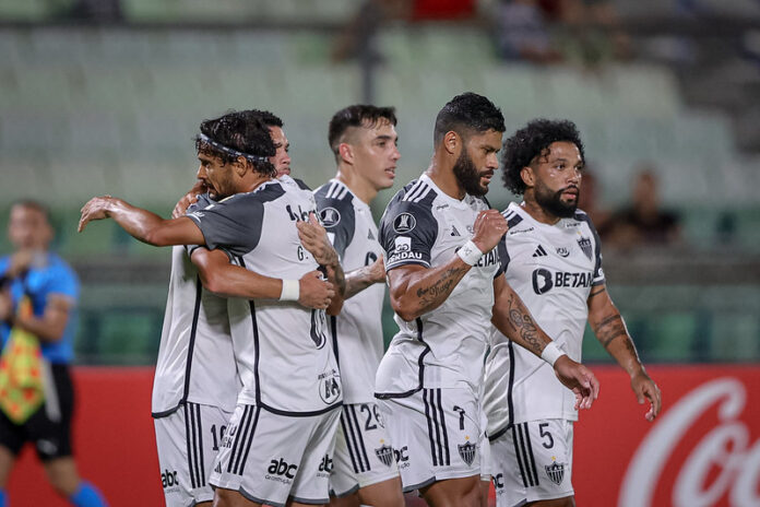 Com 2 de Paulinho, Atlético-MG goleia Caracas na estreia pela Copa Libertadores