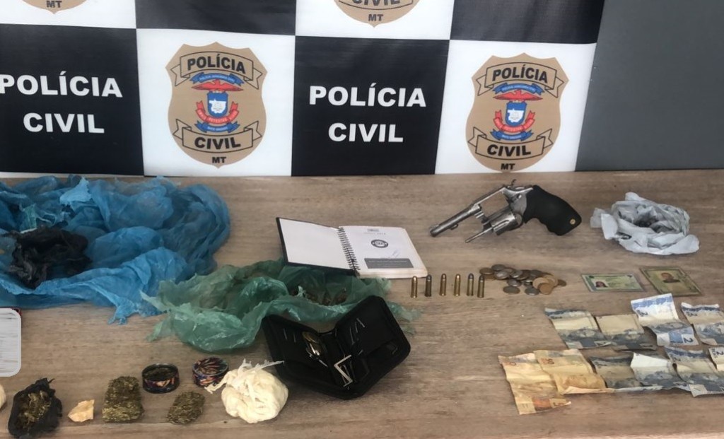 Polícia Civil prende quatro em flagrante por tráfico e apreende arma, munições e veículos