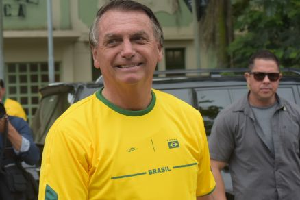Bolsonaro chega em voo comercial e será recebido por Mendes