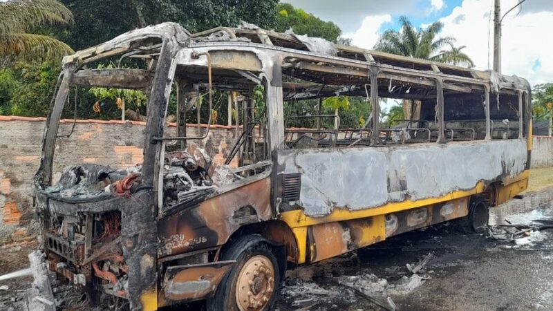 Incêndio destrói ônibus escolar no Nortão