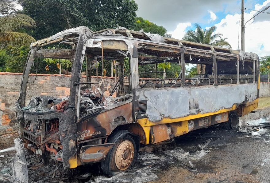 Incêndio destrói ônibus escolar no Nortão