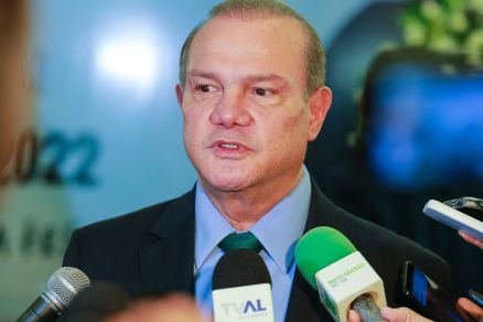 Juiz suspende ações e execuções contra grupo de filho de senador