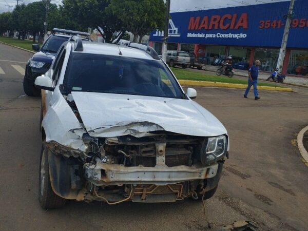 Colíder: Condutor de F-1000 destrói frente de Duster e foge do local