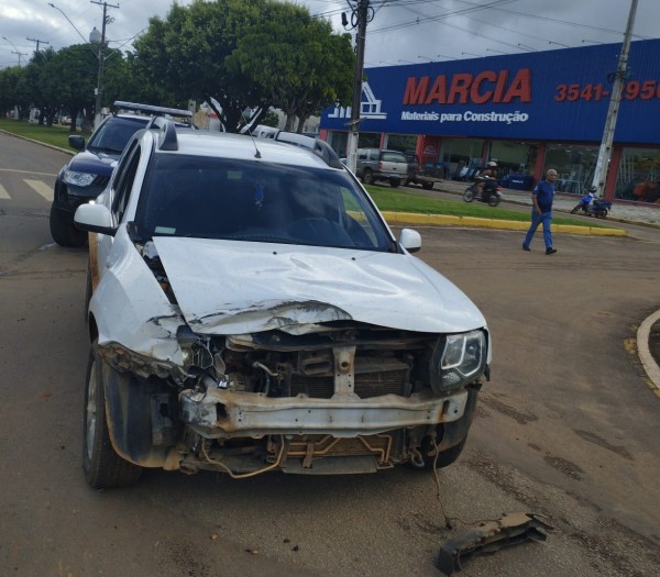 Colíder: Condutor de F-1000 destrói frente de Duster e foge do local