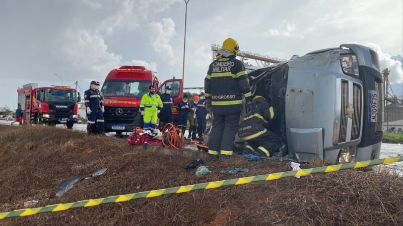 Bombeiros resgatam vítimas de capotamento que ficaram presas às ferragens