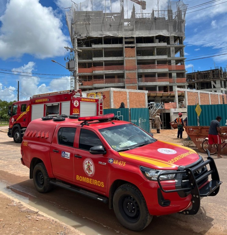 Bombeiros resgatam homem que caiu de andaime de 2,5 metros de altura