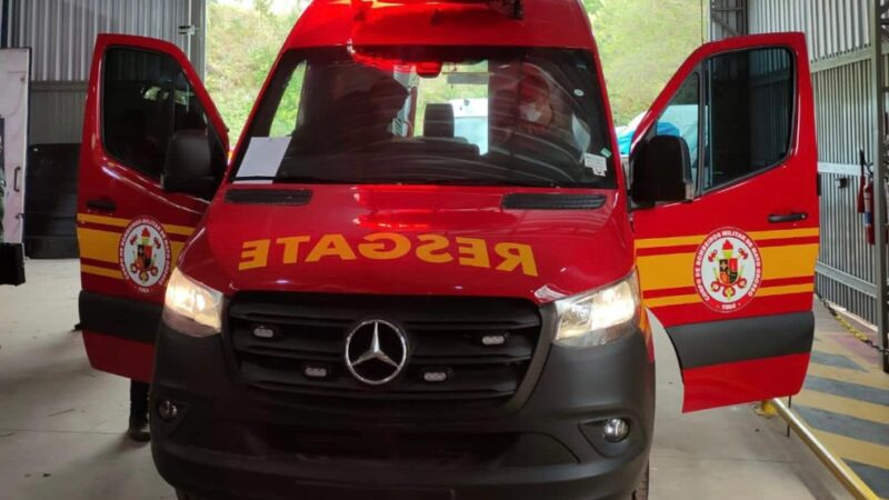 Bombeiros atendem ocorrência de acidente de trânsito envolvendo moto e carro