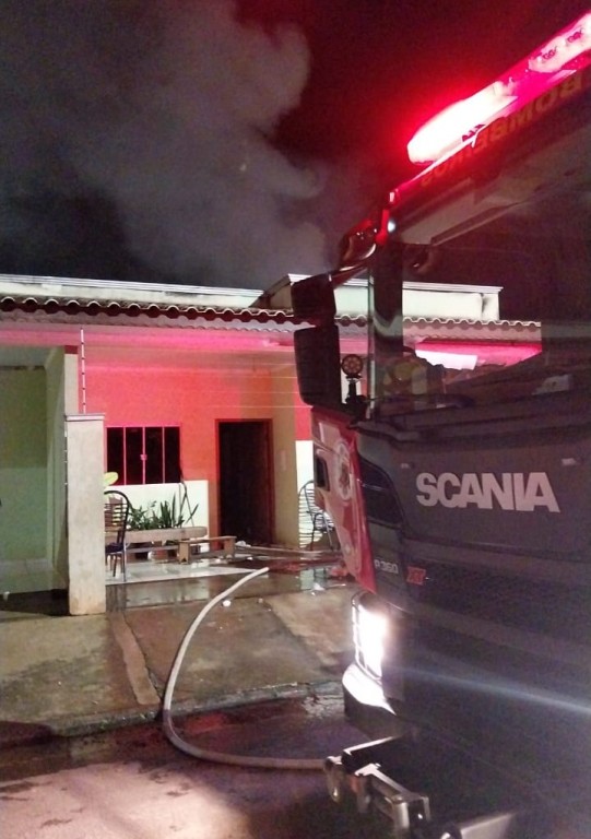 Corpo de Bombeiros Militar combate incêndio em conjunto de kitnetes