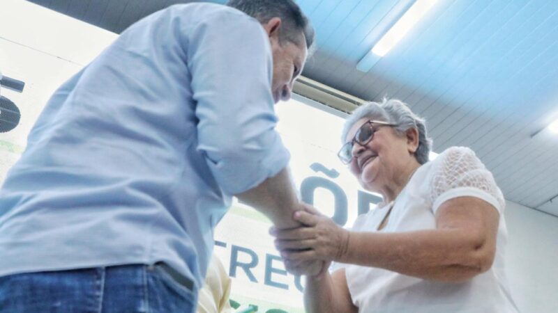 “Nunca pensei que um dia receberia presente tão valioso”, afirma contemplada com escritura da 1ª casa aos 70 anos