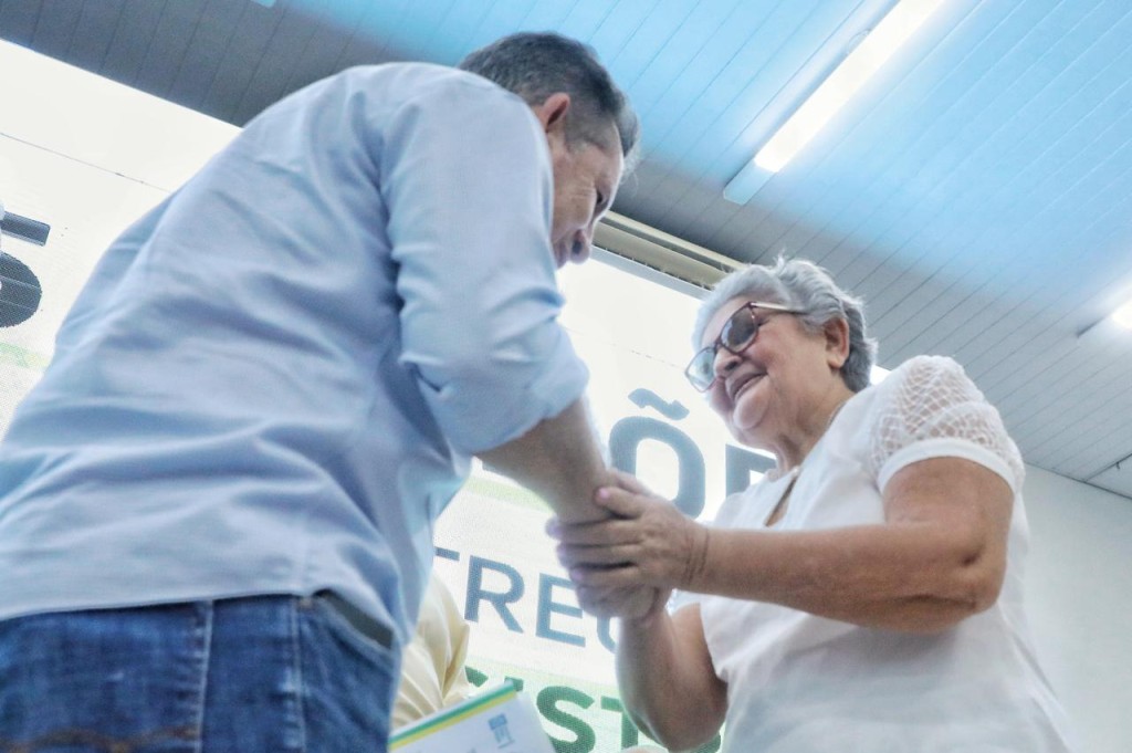 “Nunca pensei que um dia receberia presente tão valioso”, afirma contemplada com escritura da 1ª casa aos 70 anos