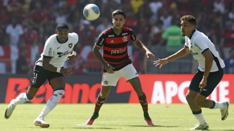 Botafogo vence o Flamengo no Maracanã e assume liderança do Brasileirão