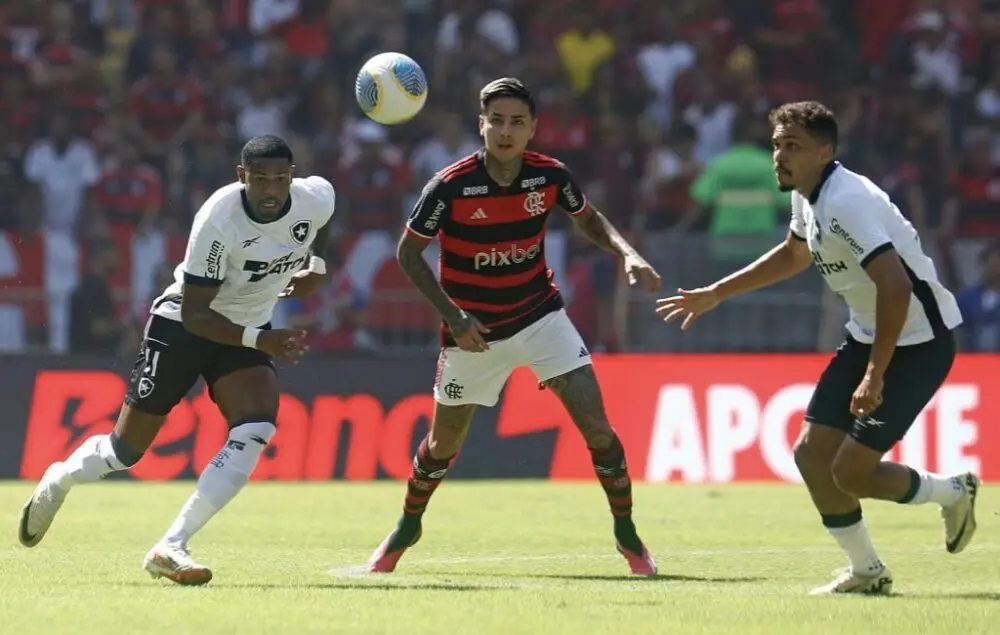 Botafogo vence o Flamengo no Maracanã e assume liderança do Brasileirão