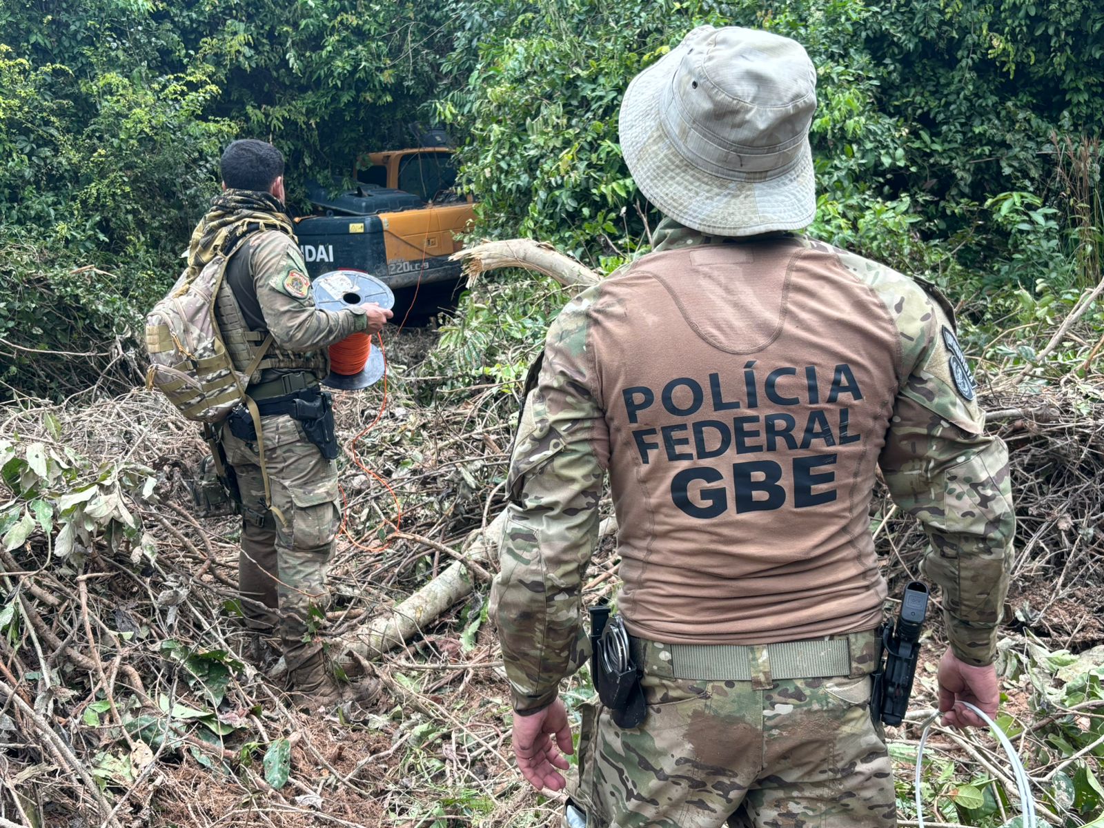 Ação conjunta destrói 22 pás-carregadeiras em operação contra garimpo ilegal em Mato Grosso