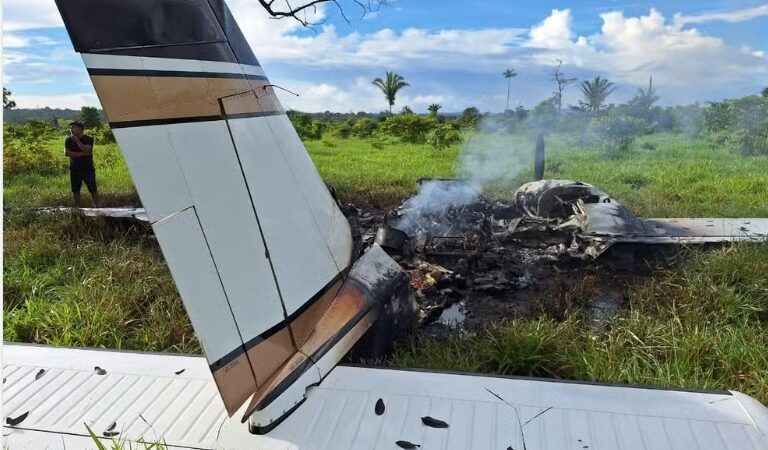 Avião da Bolívia pousa em MT após FAB tentar interceptação; tripulantes ateiam fogo e fogem