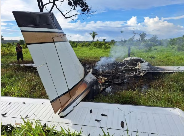 Avião da Bolívia pousa em MT após FAB tentar interceptação; tripulantes ateiam fogo e fogem