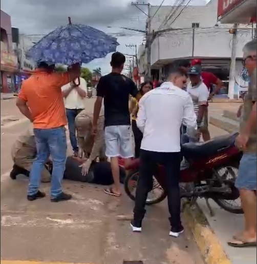 Motociclistas se envolvem em acidente de trânsito após tentar ultrapassagem na Av. Jatobá.