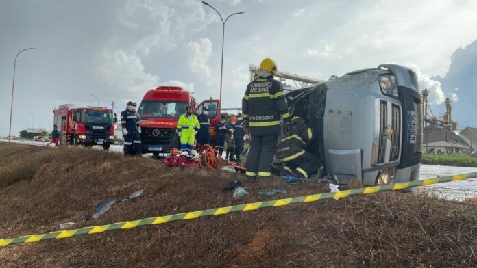 Sorriso: Três pessoas ficam encarceradas em capotamento de caminhonete S-10 na BR-163