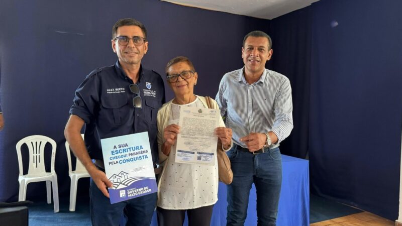 “Moro na Cohab desde o início e só agora consegui a regularização”, afirma moradora ao receber escritura do Governo de MT