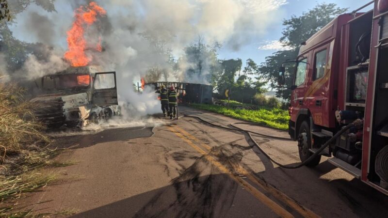 Corpo de Bombeiros combate incêndio em carreta que transportava algodão