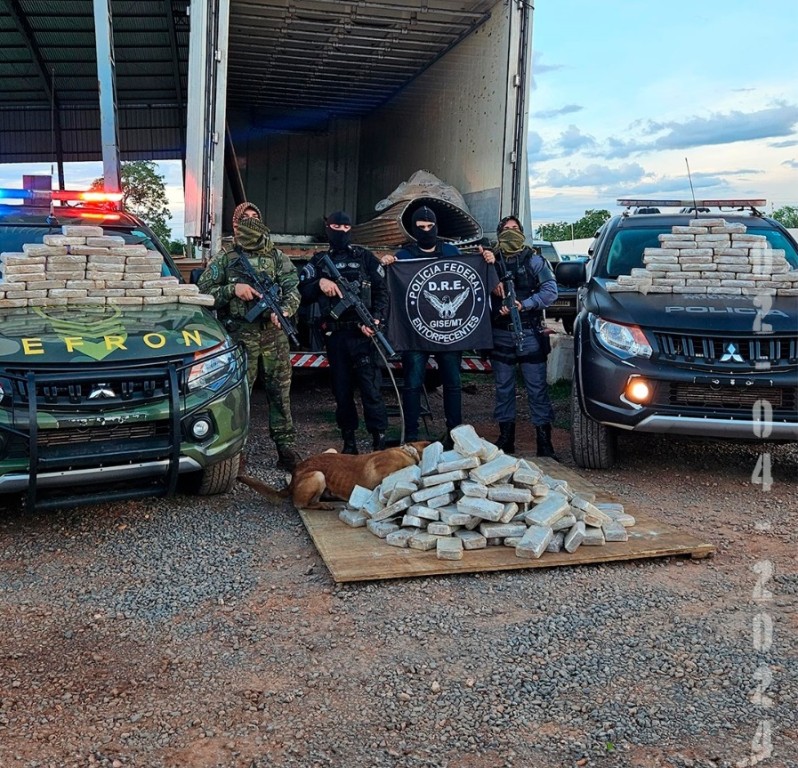 Gefron, Bope e PF apreendem 220 tabletes de cocaína escondidos em caminhão com carga de carne