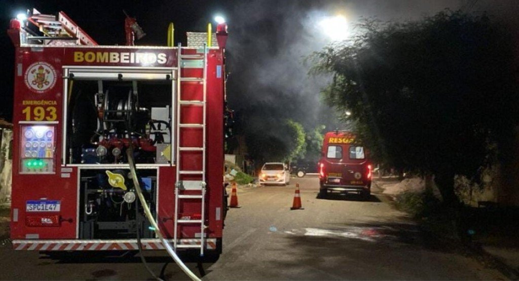 Corpo de Bombeiros Militar combate incêndio em residência