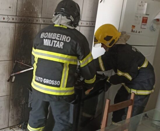 Bombeiros Militares realizam rescaldo de incêndio e controlam vazamento de gás de cozinha em residência