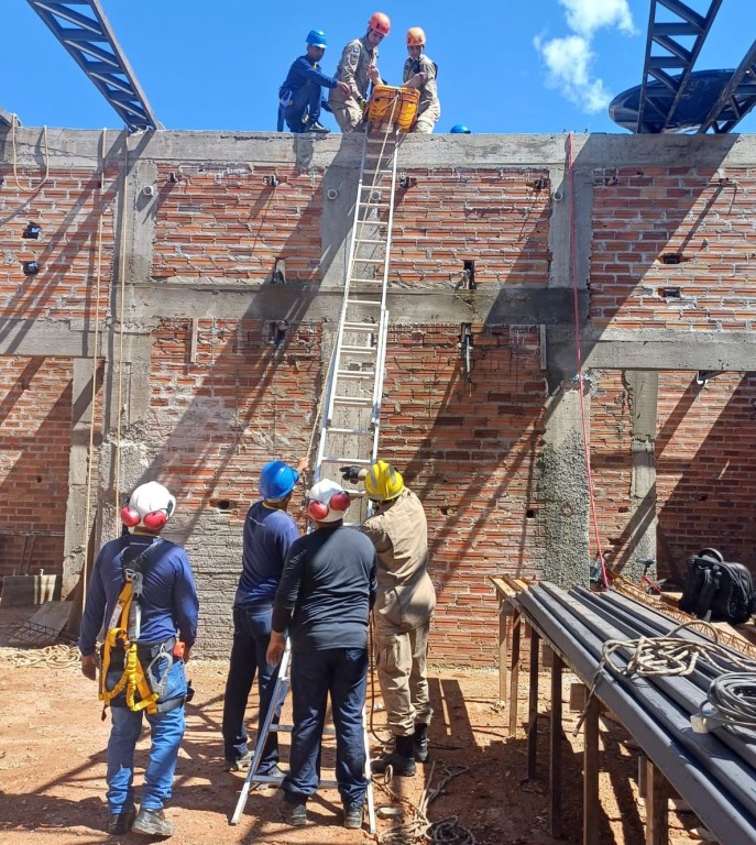 Bombeiros resgatam trabalhador que sofreu mal súbito em obra a 6 metros de altura