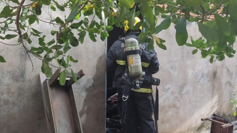 Corpo de Bombeiros realiza rescaldo para evitar reignição de fogo em residência