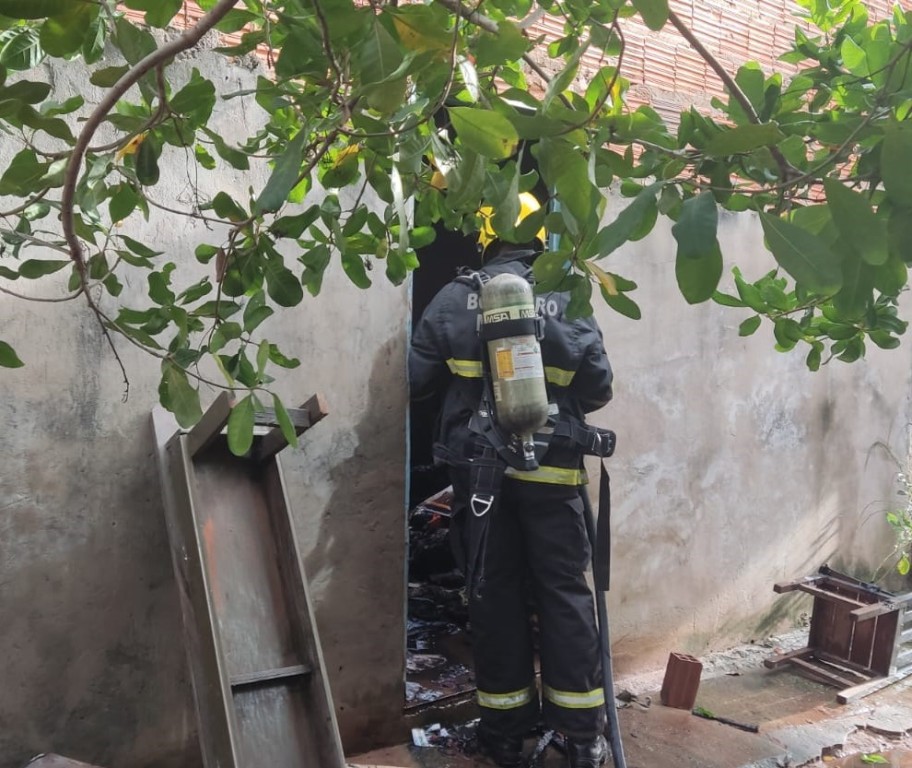 Corpo de Bombeiros realiza rescaldo para evitar reignição de fogo em residência