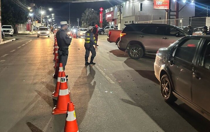 Fiscalização da Lei Seca prende motoristas com carro roubado, drogas e mandado de prisão em aberto