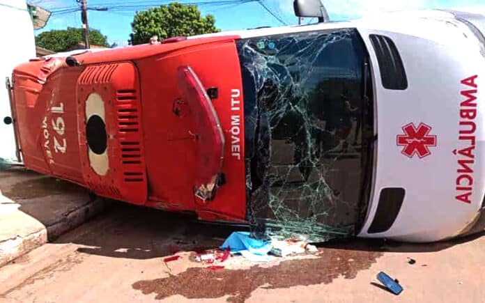 Ambulâncias colidem e uma tomba em cruzamento no Mato Grosso; três feridos