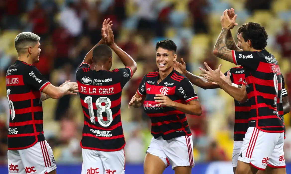 Esportes Flamengo derrota São Paulo e assume liderança do Brasileiro