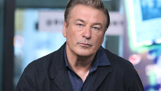 Alec Baldwin tem conflito em cafeteria e bate em celular de mulher que o chama de ‘criminoso’