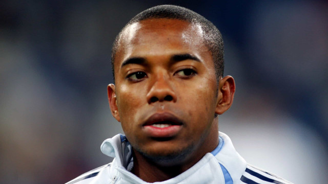 Robinho joga futebol na prisão com chuteira emprestada por detentos