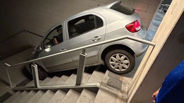 Torcedor do Cruzeiro tenta sair de estádio pelas escadas… mas de carro